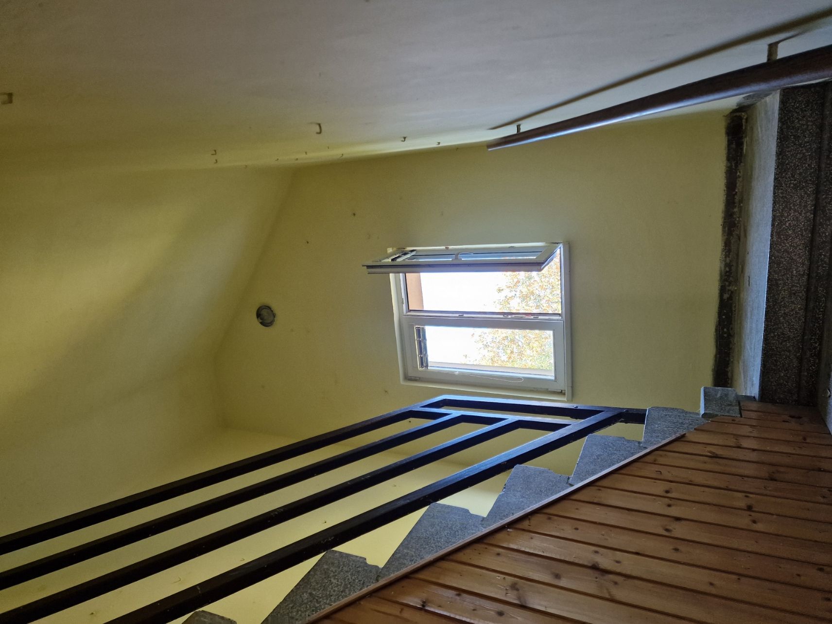 Stěna po likvidaci plísně a vlhkosti – hotová malba