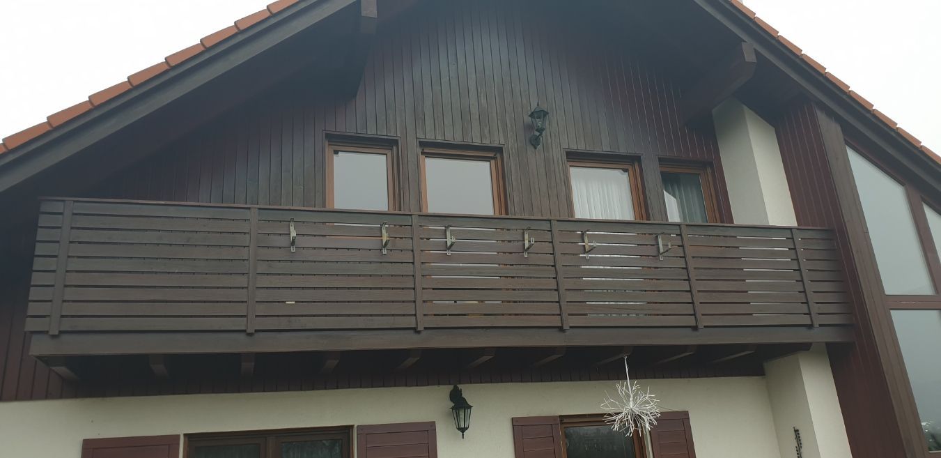 Štít a zábradlí – stav před nátěrem